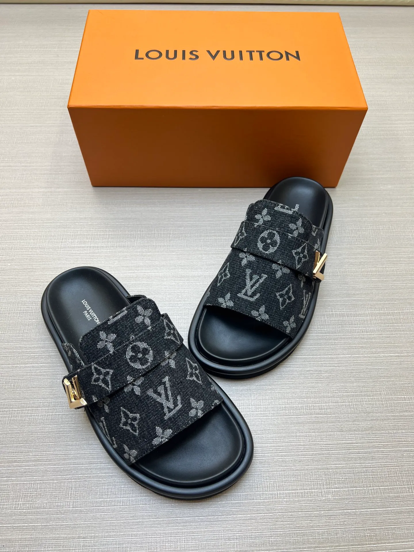 Factory price: 360💰【LOUIS VUITTON】Louis Vuitton, LV printing, men's and women's slippers are on the market, drawer box packaging with cloth bag, card, the upper pattern looks very soft and waxy, super versatile leg slimming artifact. Fabric: imported denim/canvas/old fabric, LV hardware LOGO, official website pattern printing, comfortable to wear, foot pads: high elastic men's shoes💰U water table. Sole: foam sole, heel height: about 5cm. Code number: 35-46, 35, 45, 46 are custom-made and non-returnable. Color: multiple colors and styles available.